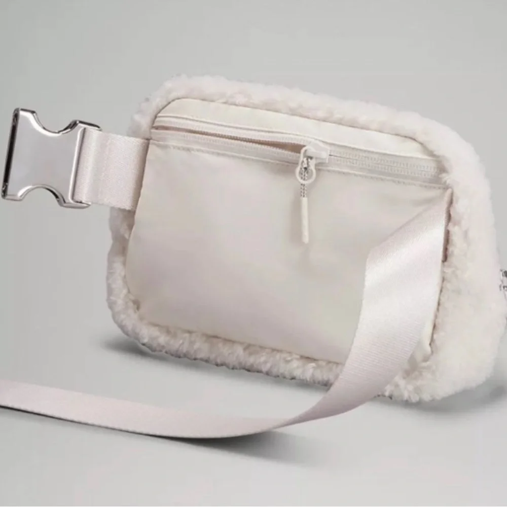LULULEMON NEW YEAR EVERYWHERE BELT
BAG 1L *FLEECE - Picture 3 of 6